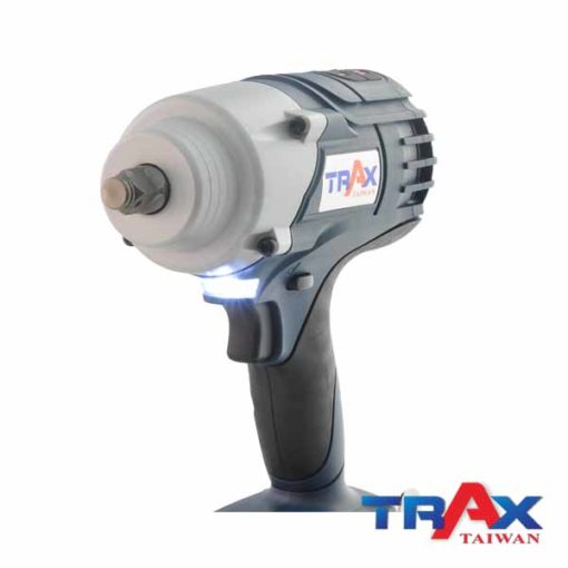 TRAX ARX-7955 大扭力充電式衝擊電動扳手20V無刷馬達4分 3 - 1.超短機身 (205mm) ，2.95kg超輕巧，最大1000NM鬆脫扭力! 2.高效能無刷馬達，提高10倍以上壽命，電池增加30%使用時間! 3.智能設計防止過載或過熱造成工具和電池的損壞 4.四段功能選擇，高中低3段控制轉速和扭力，第4段"R"為螺栓拆卸模式，在拆卸螺栓時自動降低轉速，避免螺帽散落! 5.直覺式操作介面，大按鍵可以輕鬆切換功能! 6.皮帶扣設計，減輕攜帶的重量，增加使用的方便性 7.防水防塵：IP54 8.防止誤觸開關設計，誤觸開關後，馬達連續運轉5分鐘自動停止 9.正逆切換及鎖板機功能 10.使用日韓大廠電池芯，電池有力又耐用!